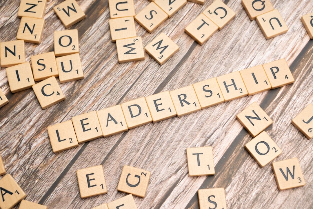 difference between leadership & management