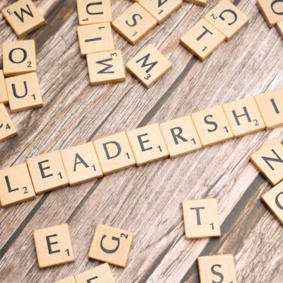 difference between leadership & management